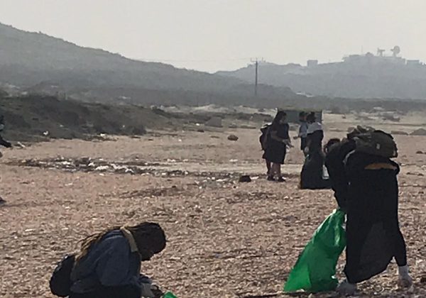 לוקחות חלק ביום ניקוי חופים